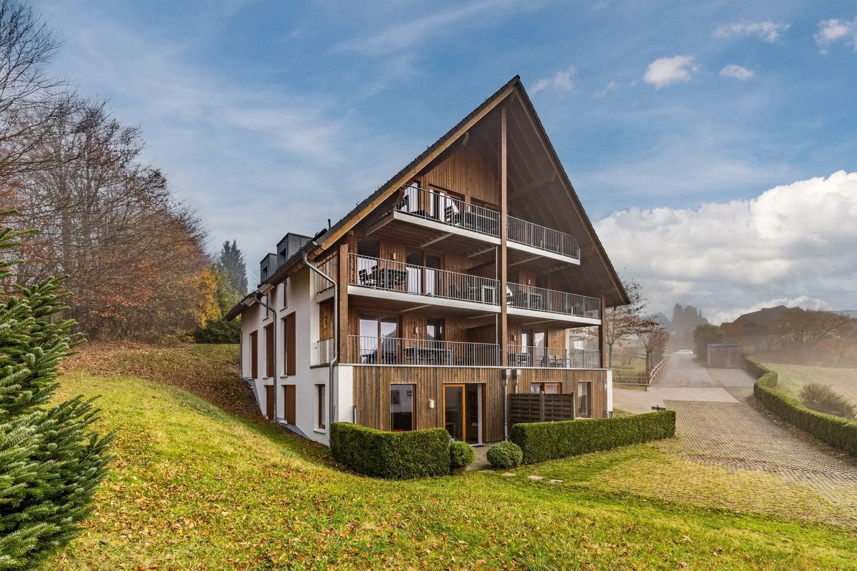 Mehrstöckiges Ferienhaus mit Balkonen am Waldrand