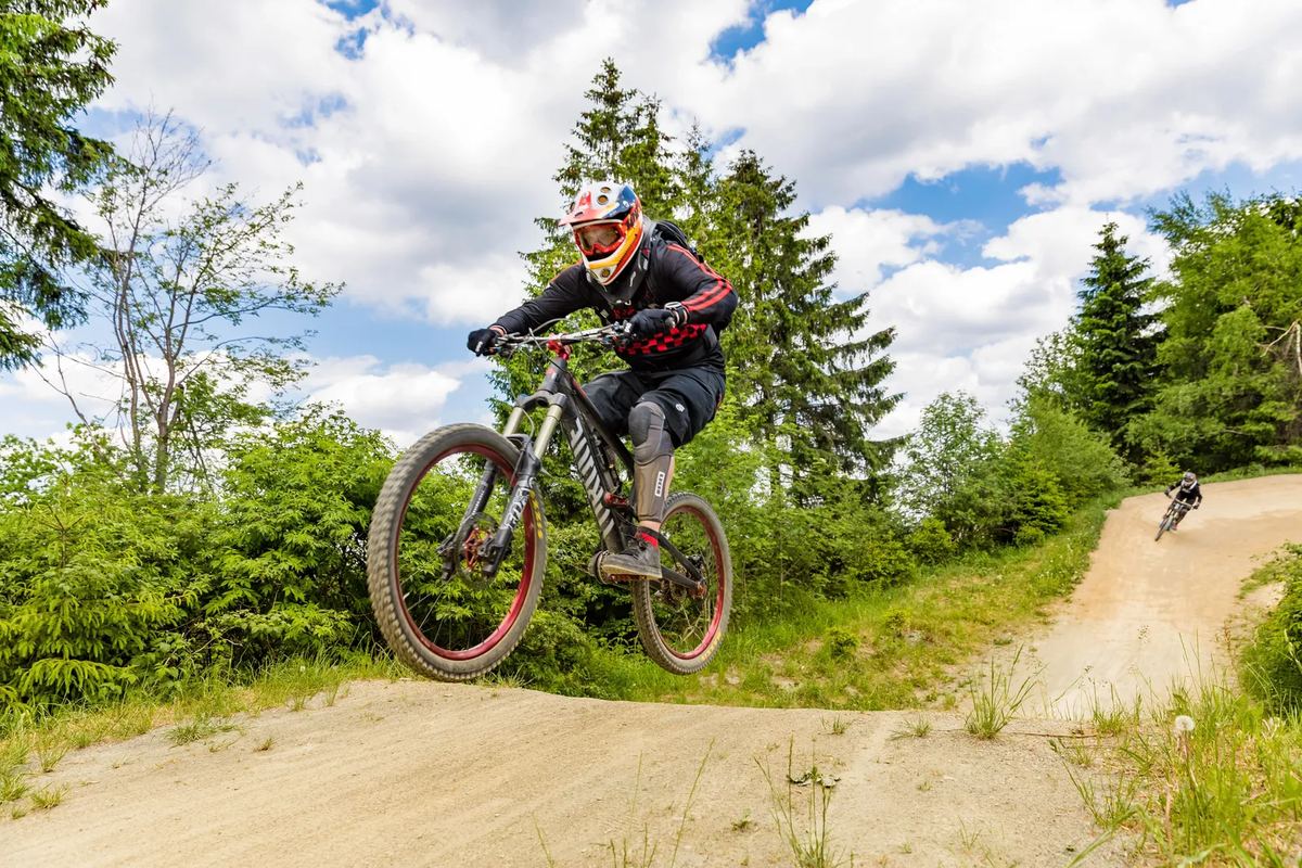 Mountainbiker auf einer Strecke im Wald