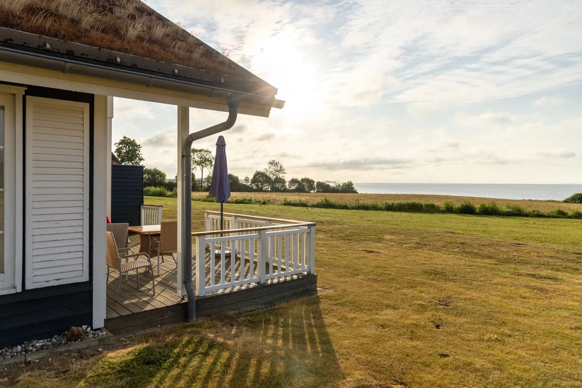 Veranda eines Ferienhauses mit Blick auf die Ostsee