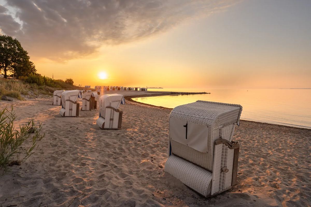 Strandkorb im Sand im Abendlicht
