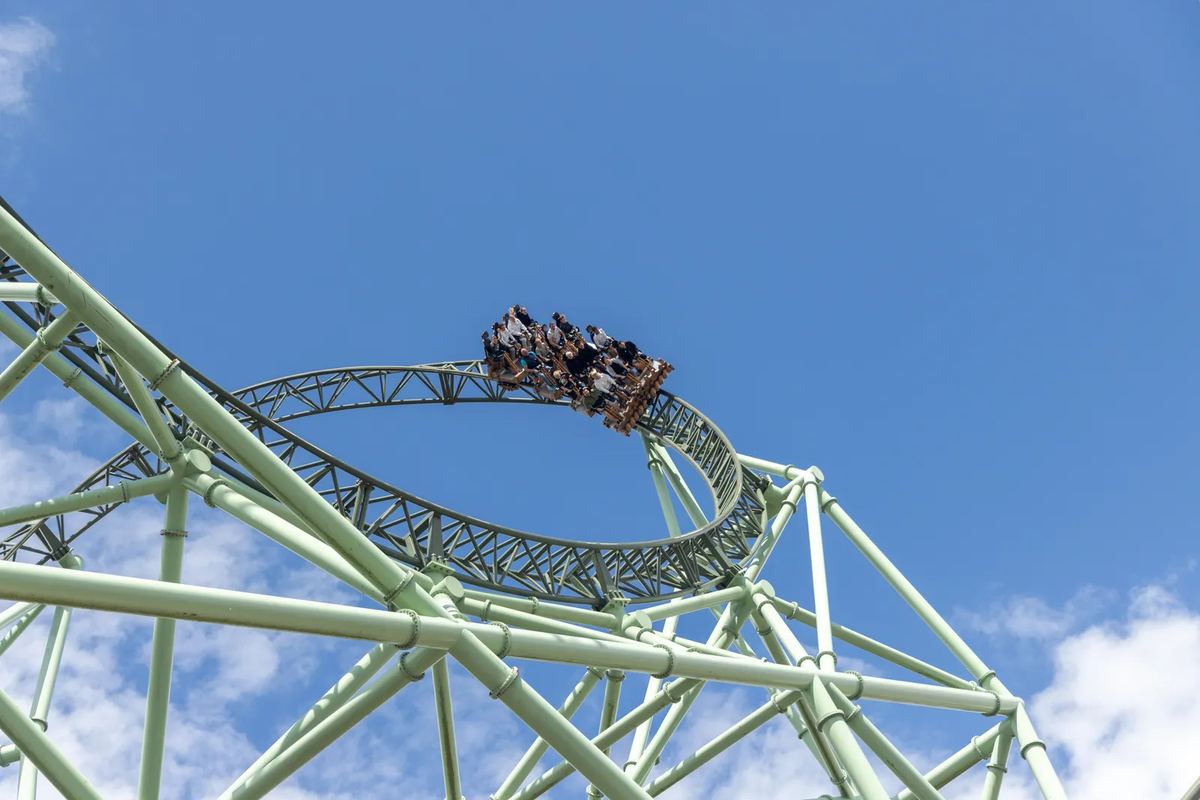 Looping einer Achterbahn vor blauem Himmel