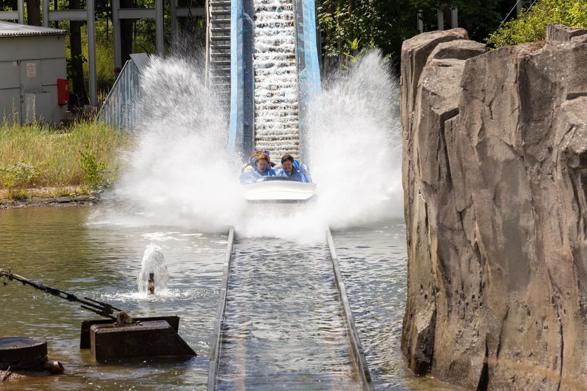 Boot einer Wasserbahn spritzt beim Herunterfahren
