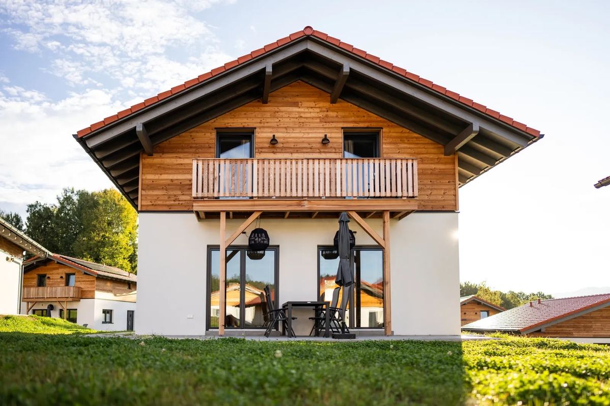 Ferienhaus mit Holzbalkon und Giebel