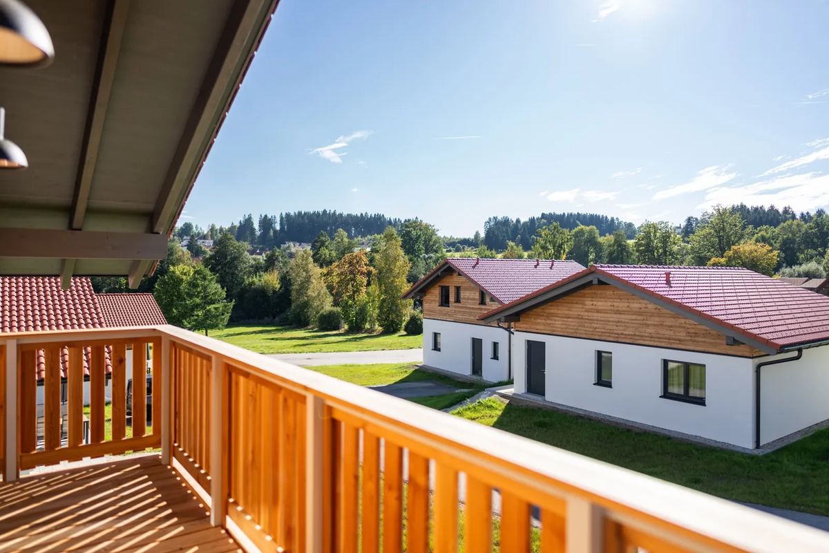 Holzbalkon mit Blick auf Nachbarhäuser