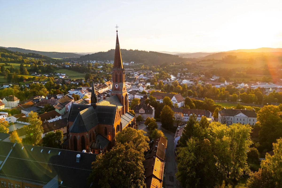 Ort mit Kirchturm im Abendlicht