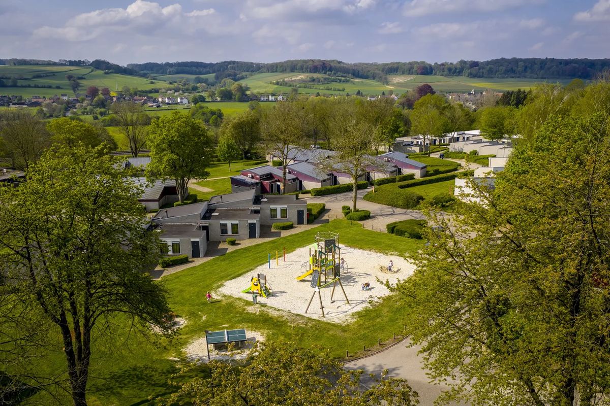 Bungalows und Spielplatz im Tal