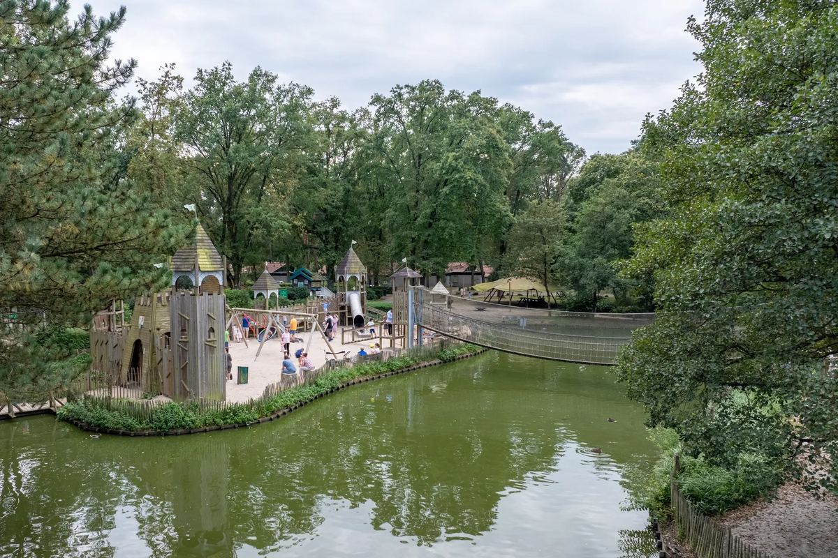 Teich mit einer Spielburg am Ufer