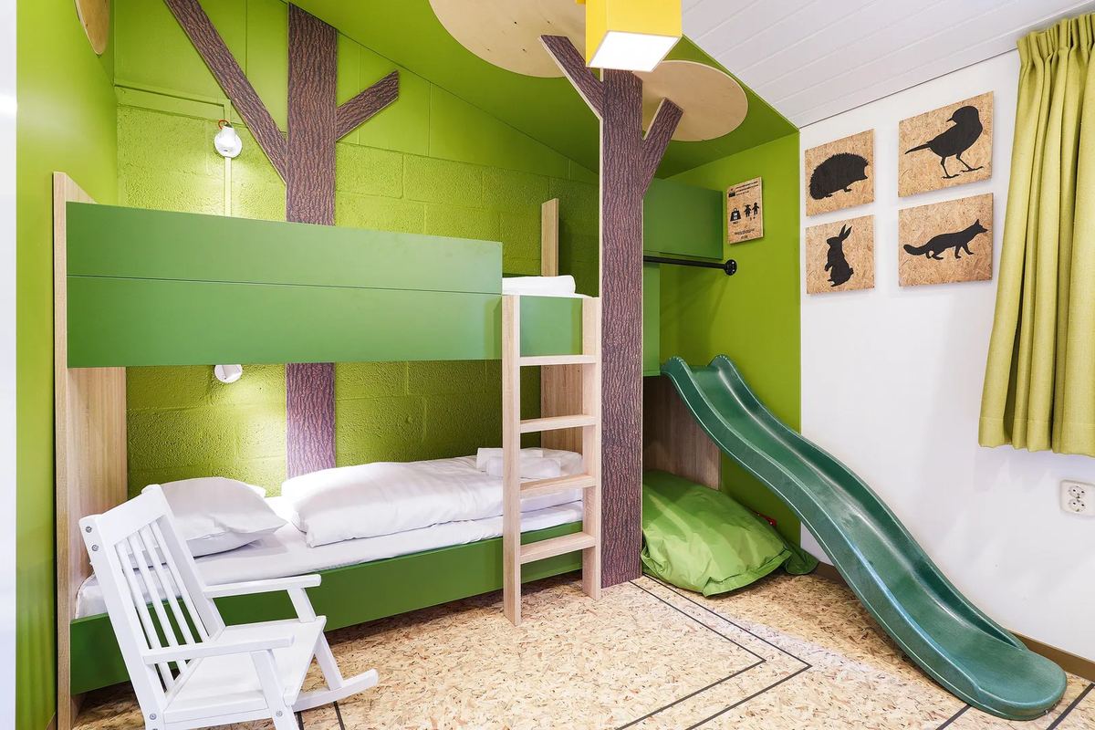 Kinderzimmer mit Etagenbett und Rutsche