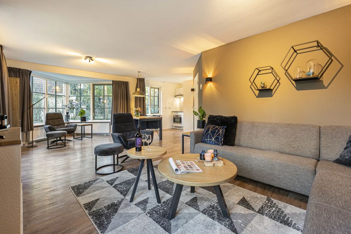 Ecksofa und Couchtisch