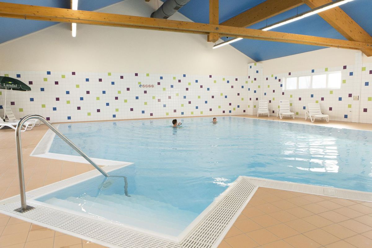 Hallenbad mit Becken und bunten Fliesen