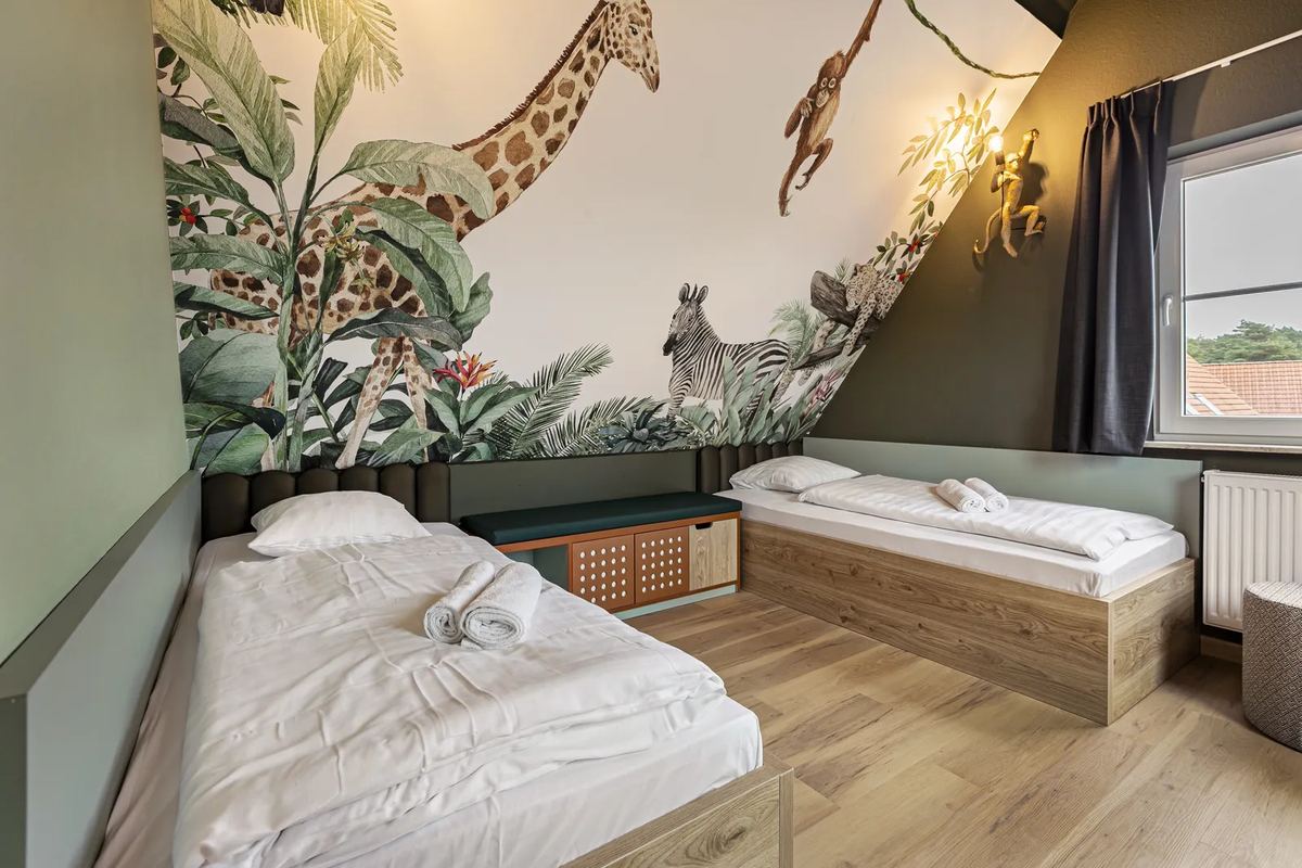 Kinderzimmer mit Tierbildern an der Wand