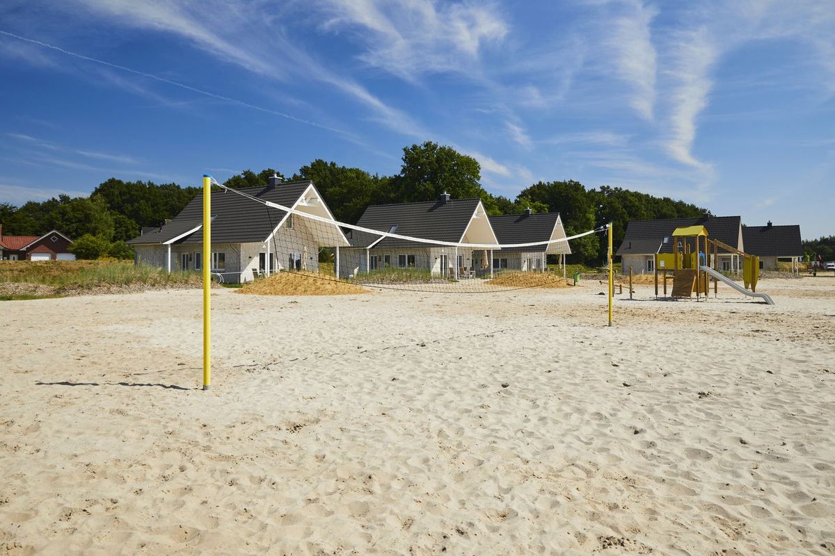 Beachvolleyballfeld vor Ferienhäusern
