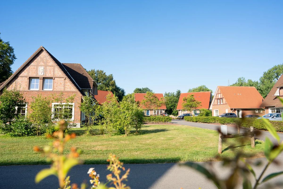 Ferienhaus aus Klinker an einer Wiese