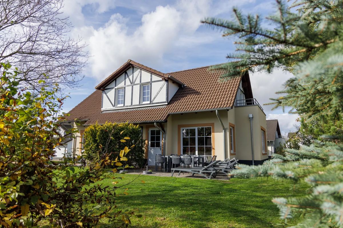 Ferienhaus mit Giebel und Garten