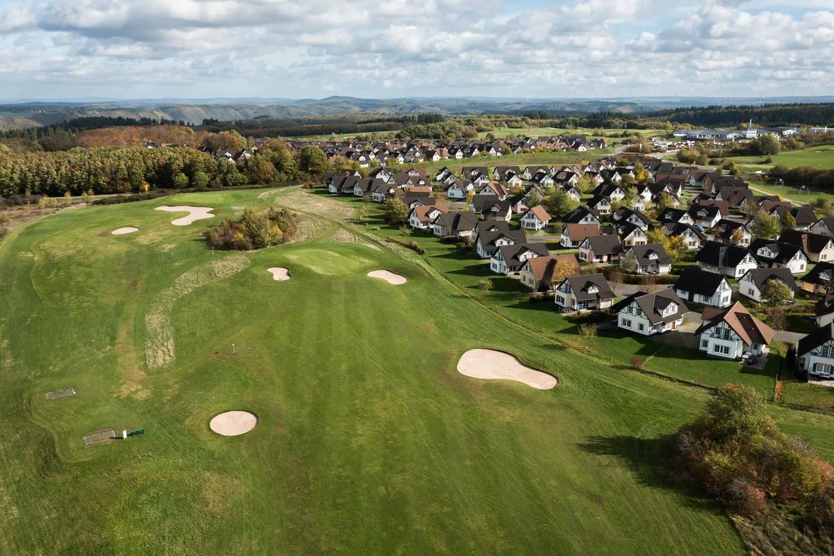 Luftbild: Golfplatz neben dem Ferienpark