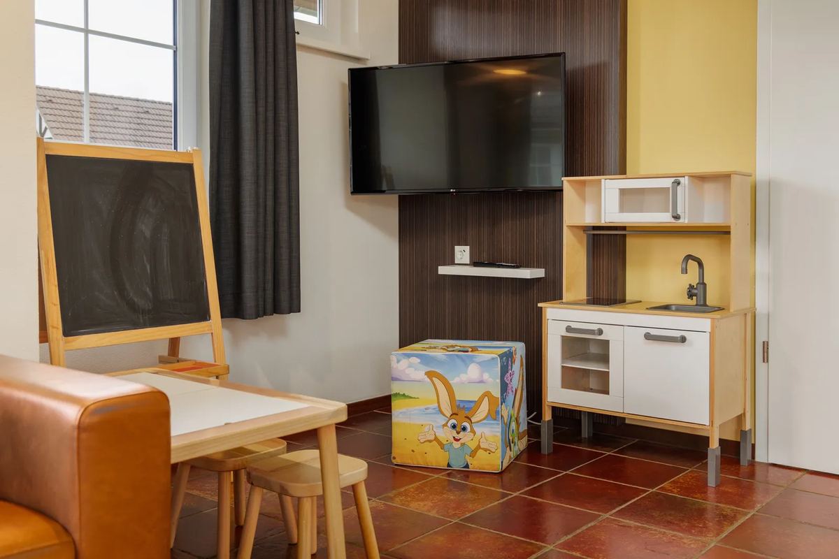 Kinderecke mit Spielküche und Maltafel