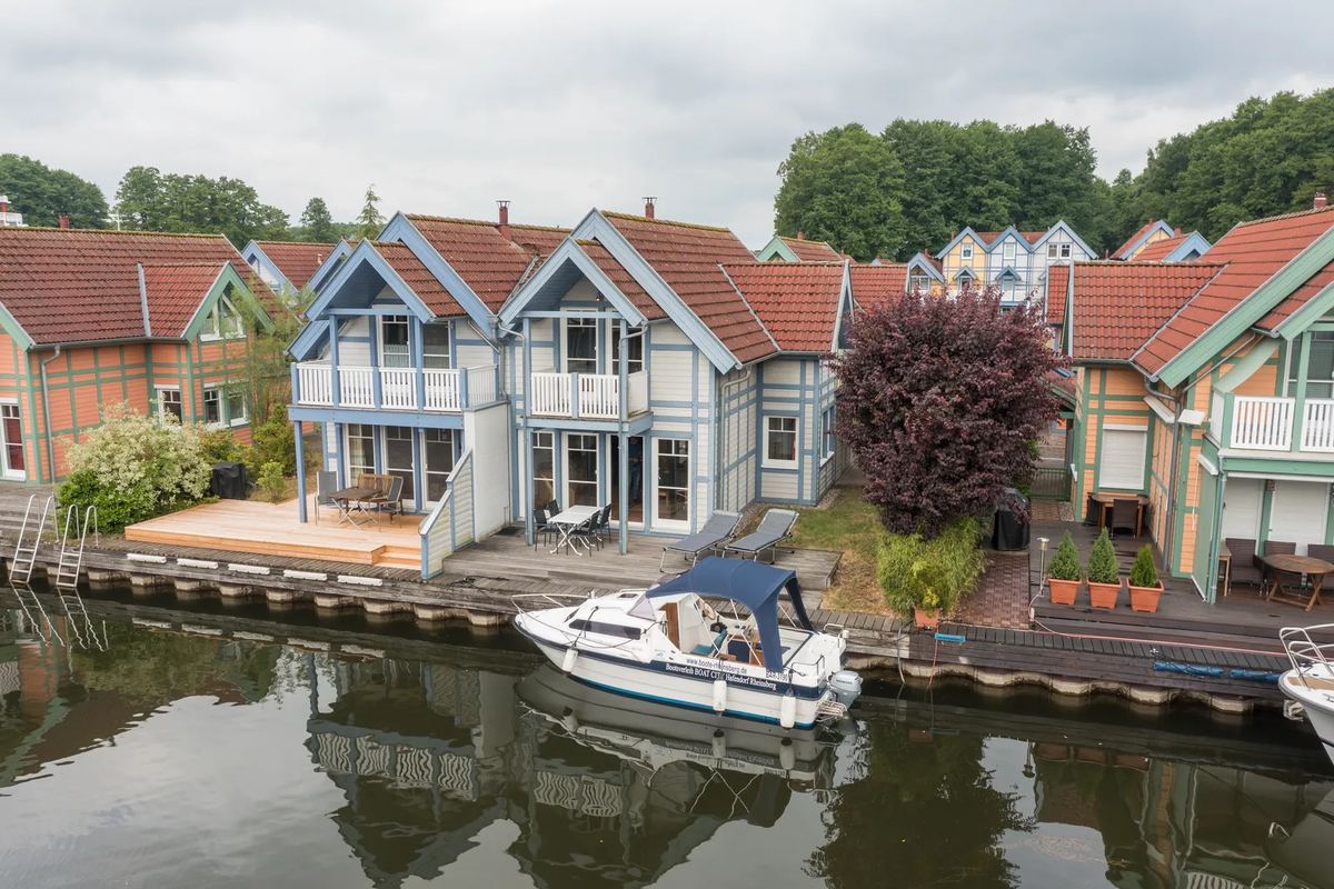 Ferienhaus mit Terrasse und Motorboot davor