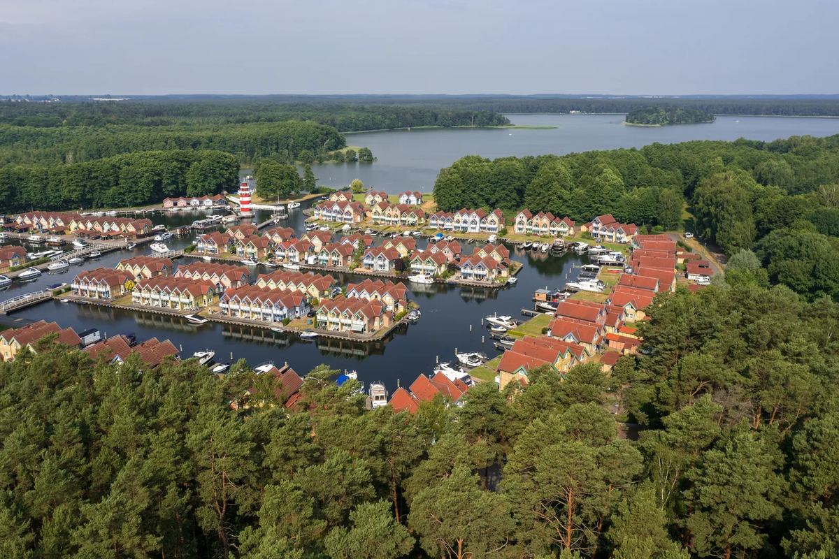 Luftbild: Hafendorf zwischen Wald und Seen