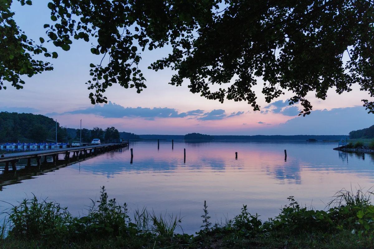 Ruhiger See bei Sonnenuntergang