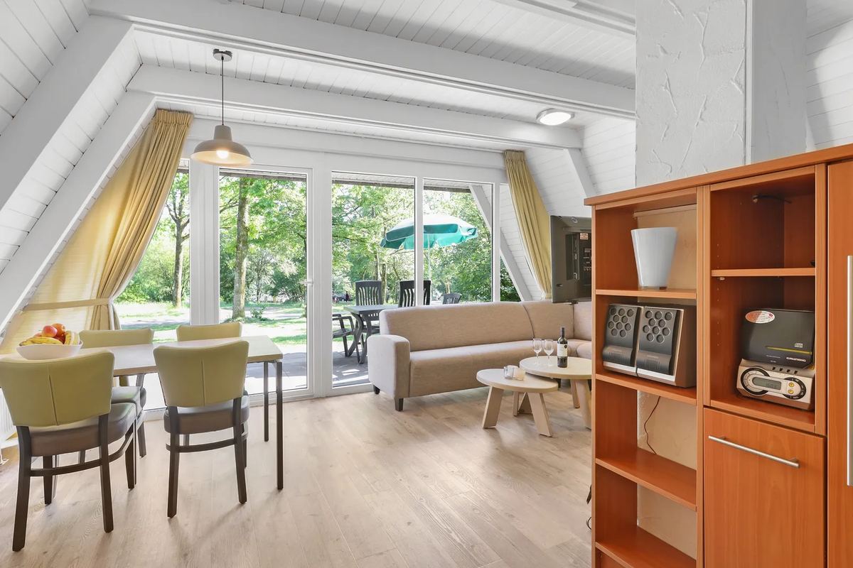 Wohnraum mit Sitzecke und Fensterfront
