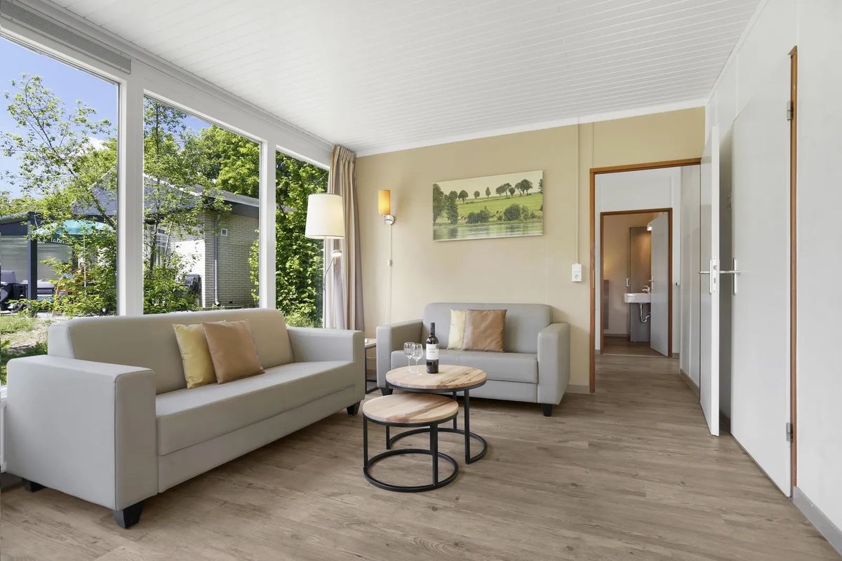 Heller Wohnbereich mit Sofa