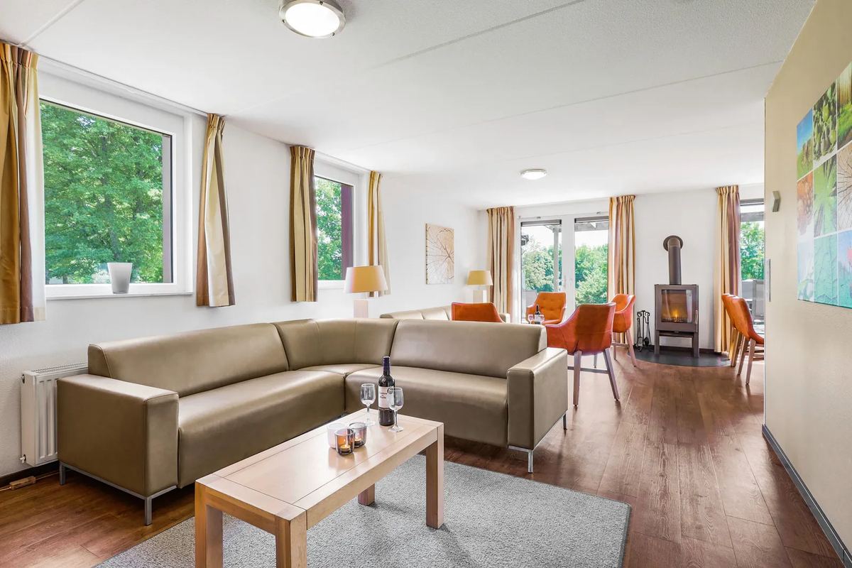 Wohnbereich mit Ecksofa und Kaminofen