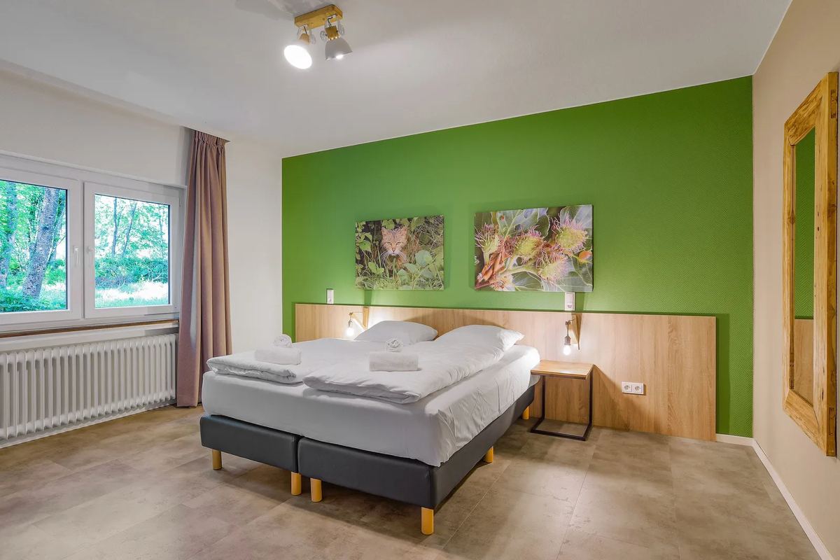 Schlafzimmer mit Doppelbett