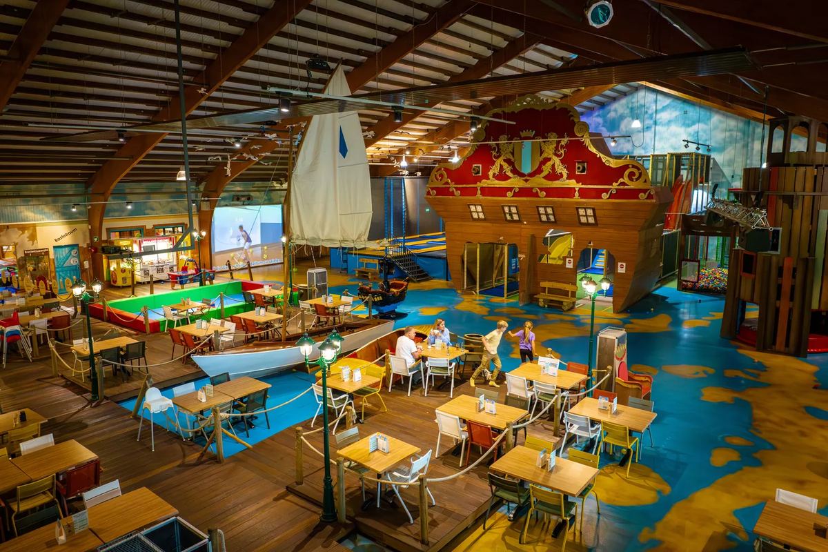 Große Indoor-Spielhalle mit Schiff und Sitzplätzen