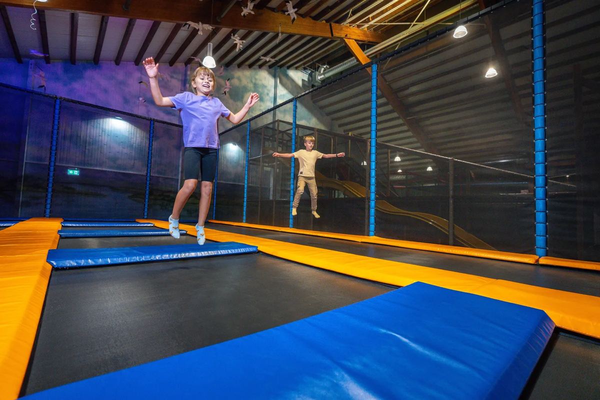 Kinder auf Trampolinen in einer Halle