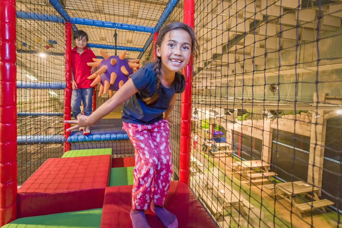 Mädchen im Indoor-Spielplatz mit Netzen