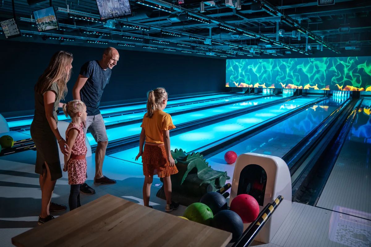 Familie auf einer Bowlingbahn
