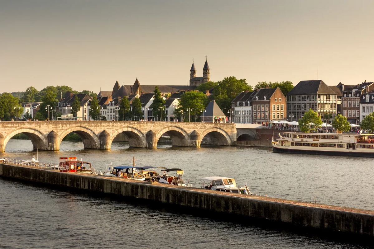 Altstadt und Brücke an der Maas in Maastricht