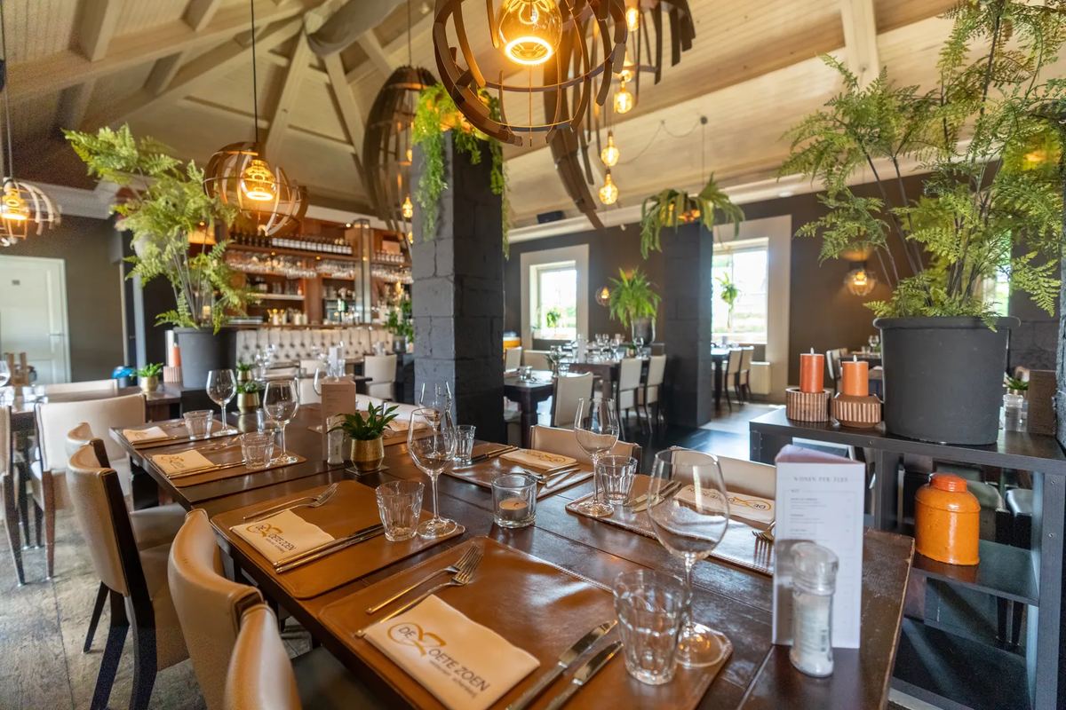 Restaurant mit Holztischen