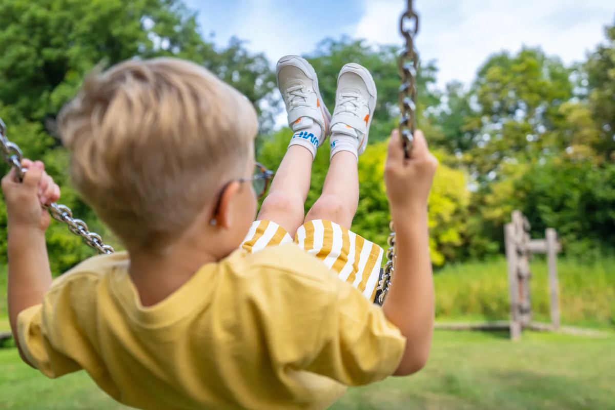 Junge auf einer Schaukel