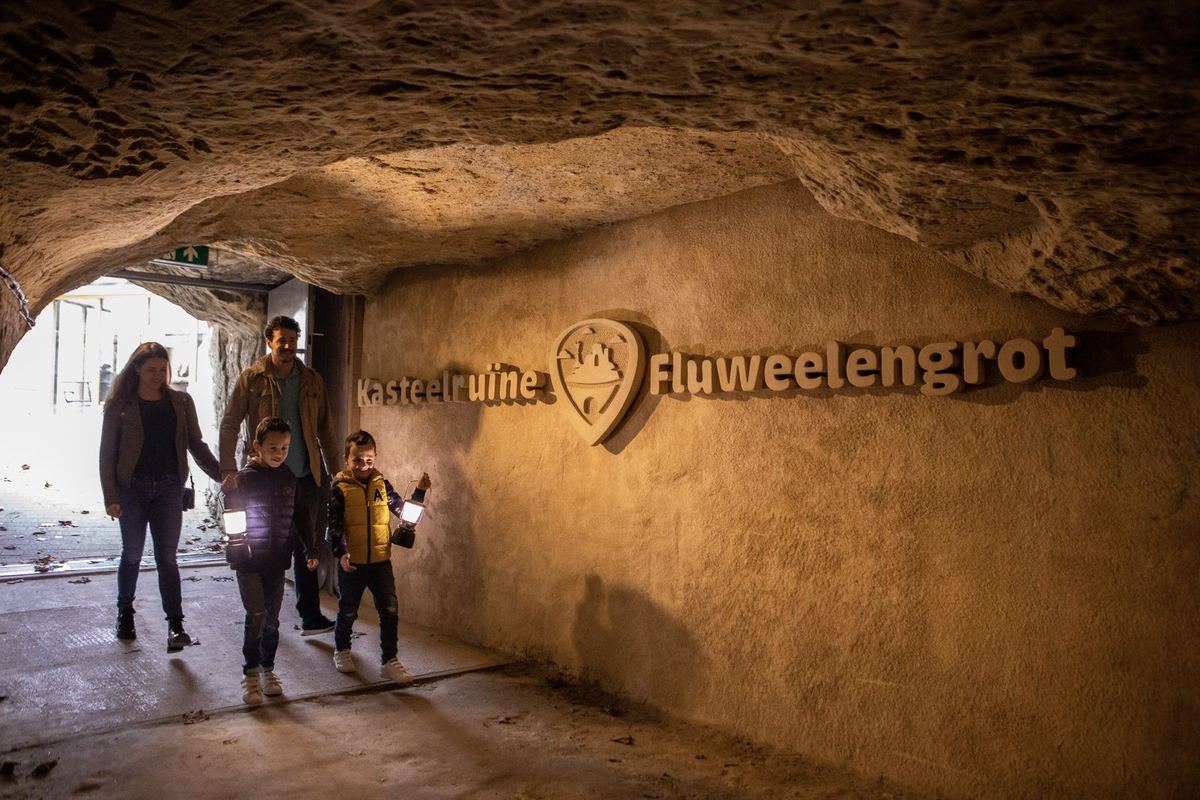 Familie in einer Höhle mit Laternen