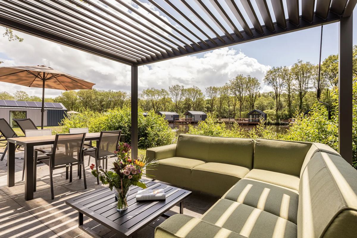 Überdachte Terrasse mit Lounge
