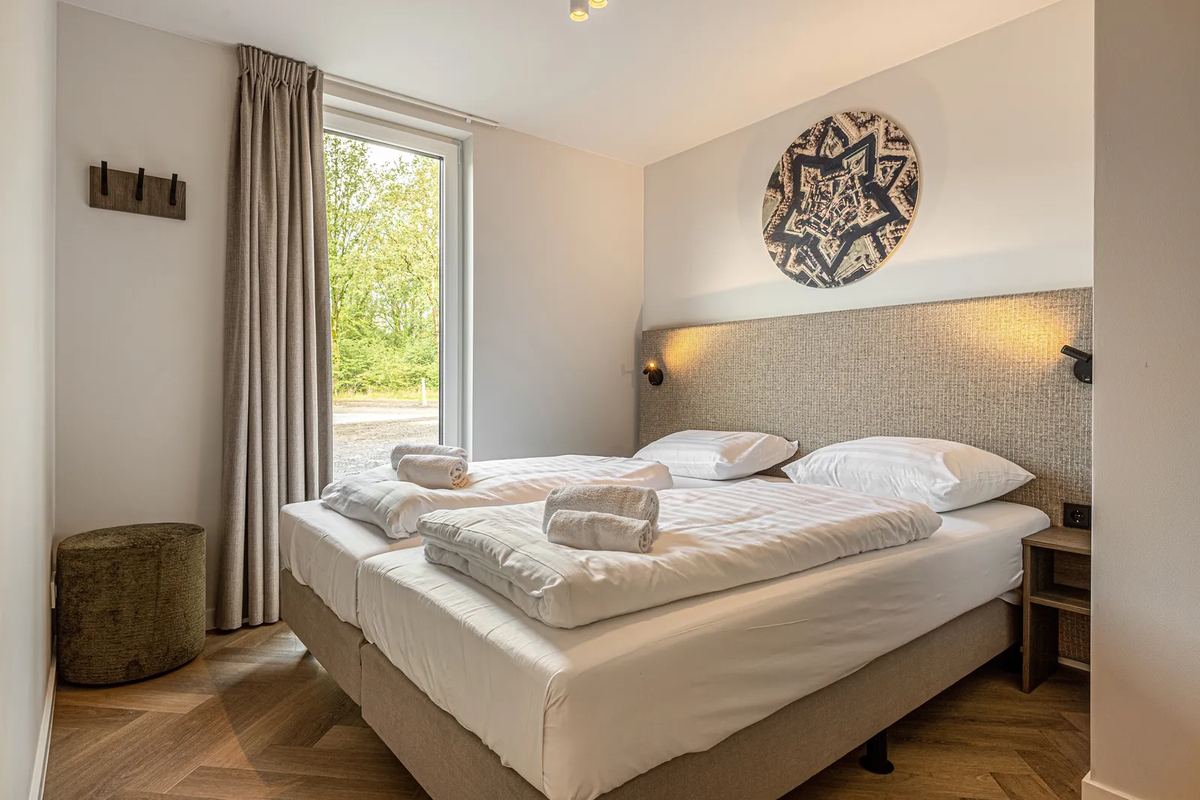 Schlafzimmer mit Doppelbett