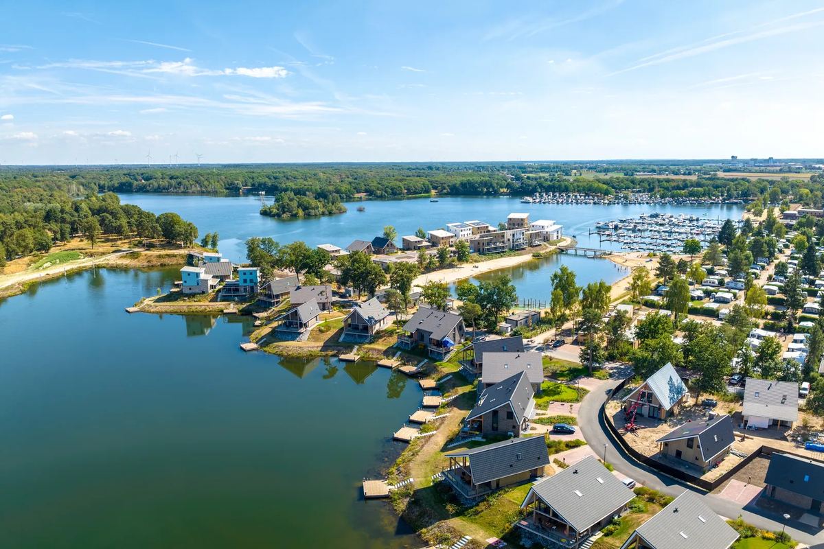 Luftbild: Ferienhäuser, Hafen und Seen