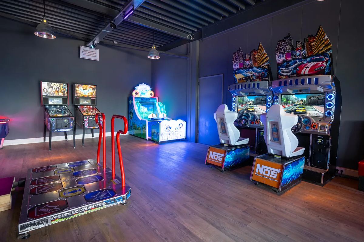 Spielautomaten in einer Halle