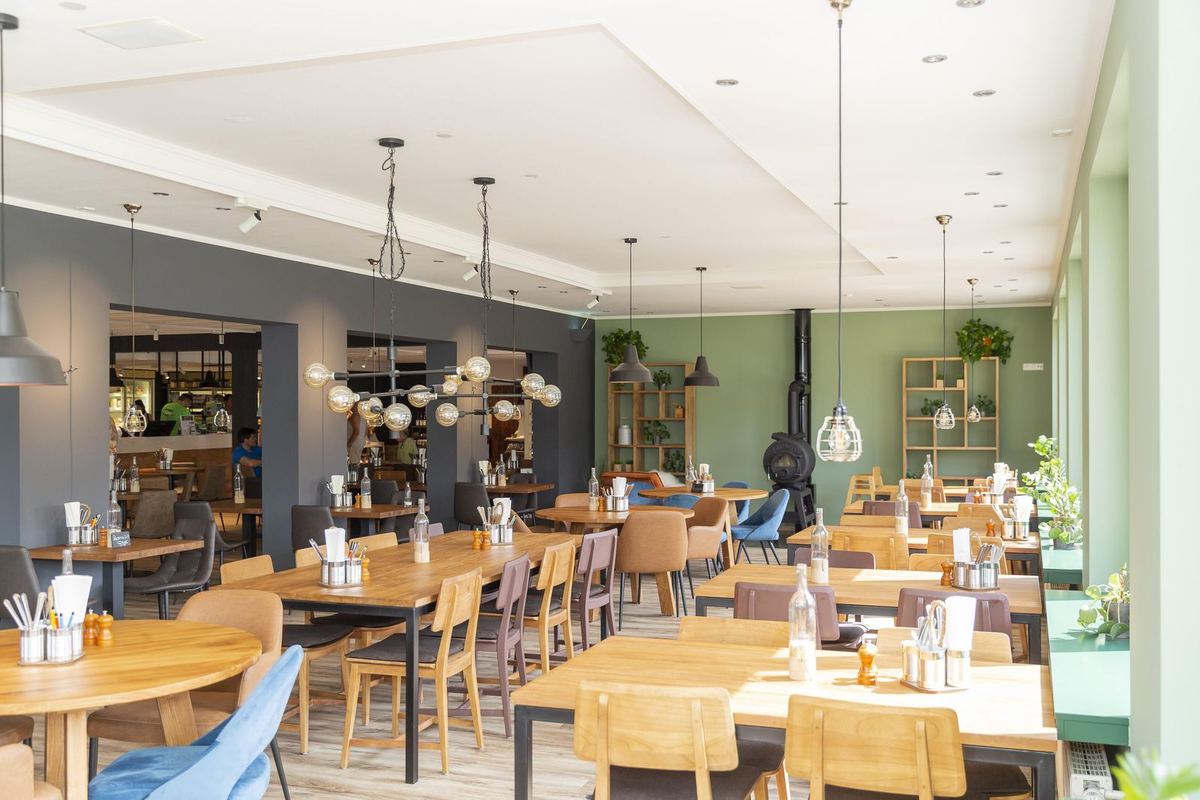 Restaurant im Park mit Holztischen