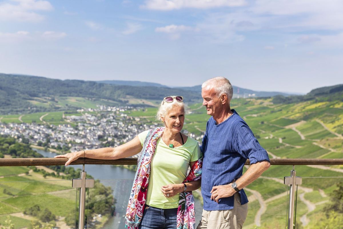 Paar an einem Aussichtspunkt über einer Moselschleife