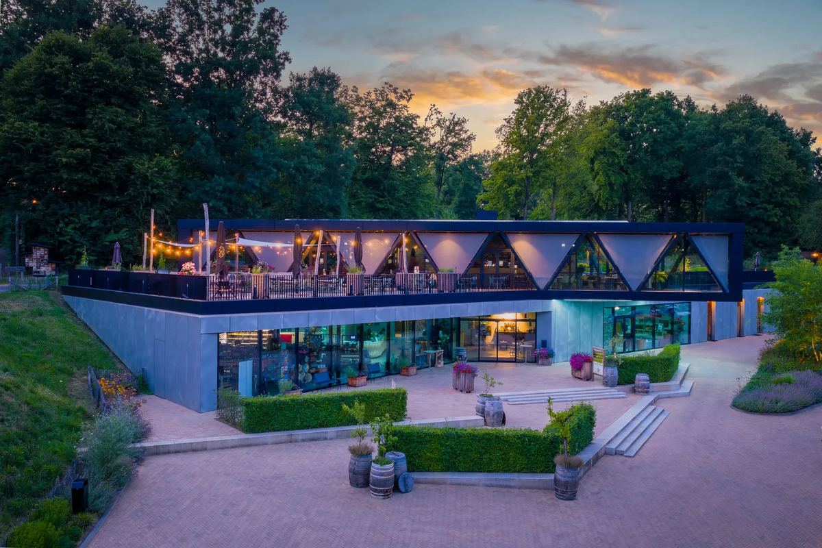 Zentralgebäude mit Dachterrasse am Abend