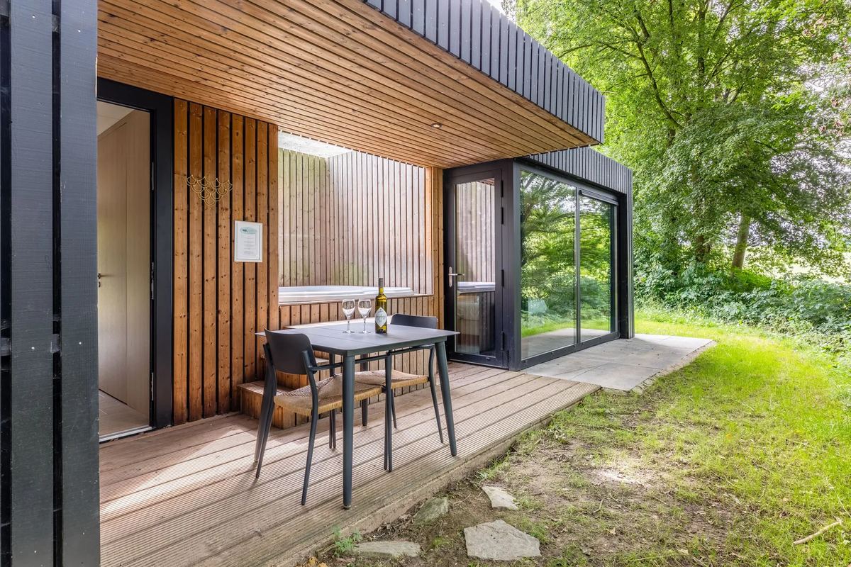 Terrasse einer Lodge mit Tisch