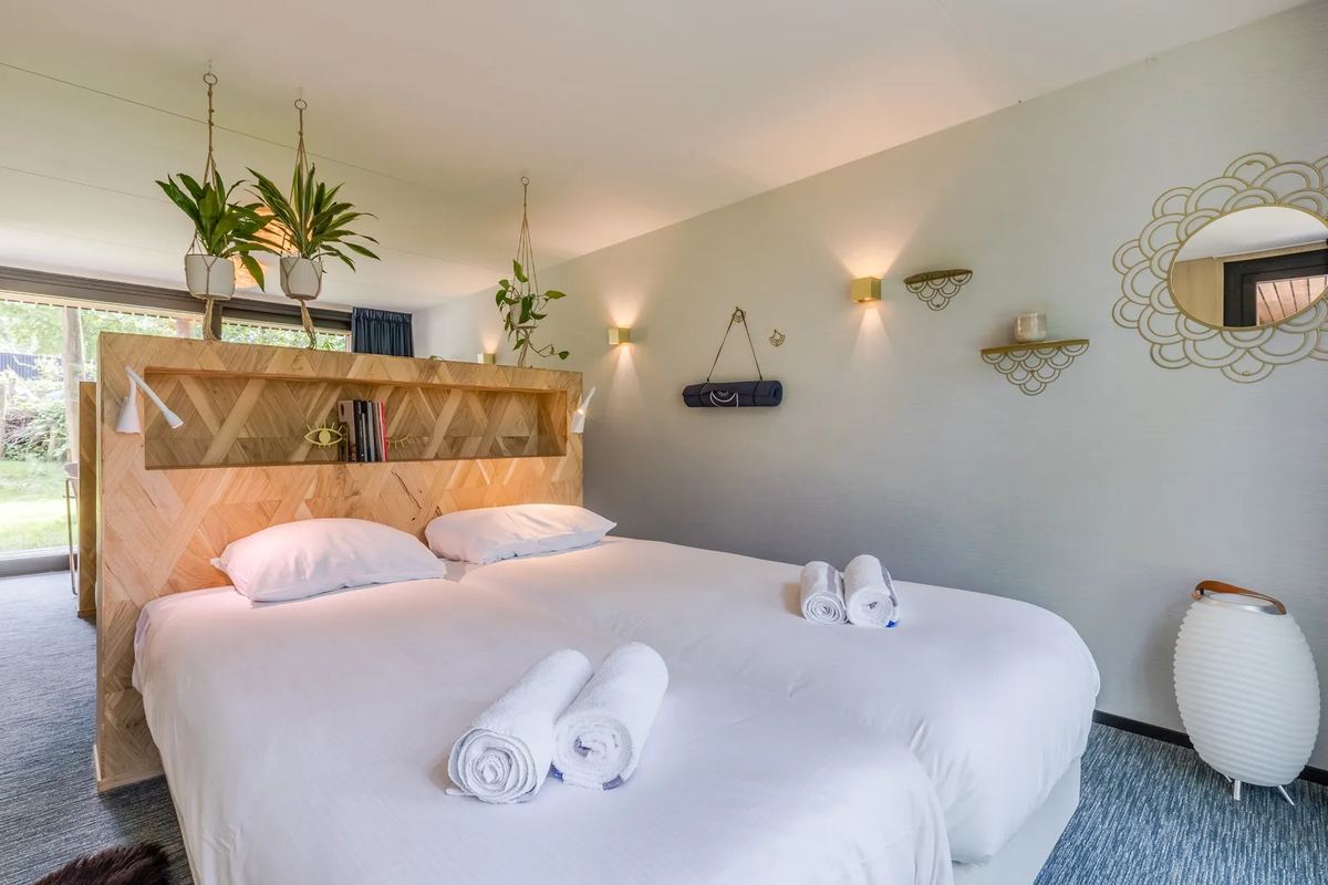 Schlafzimmer mit Doppelbett