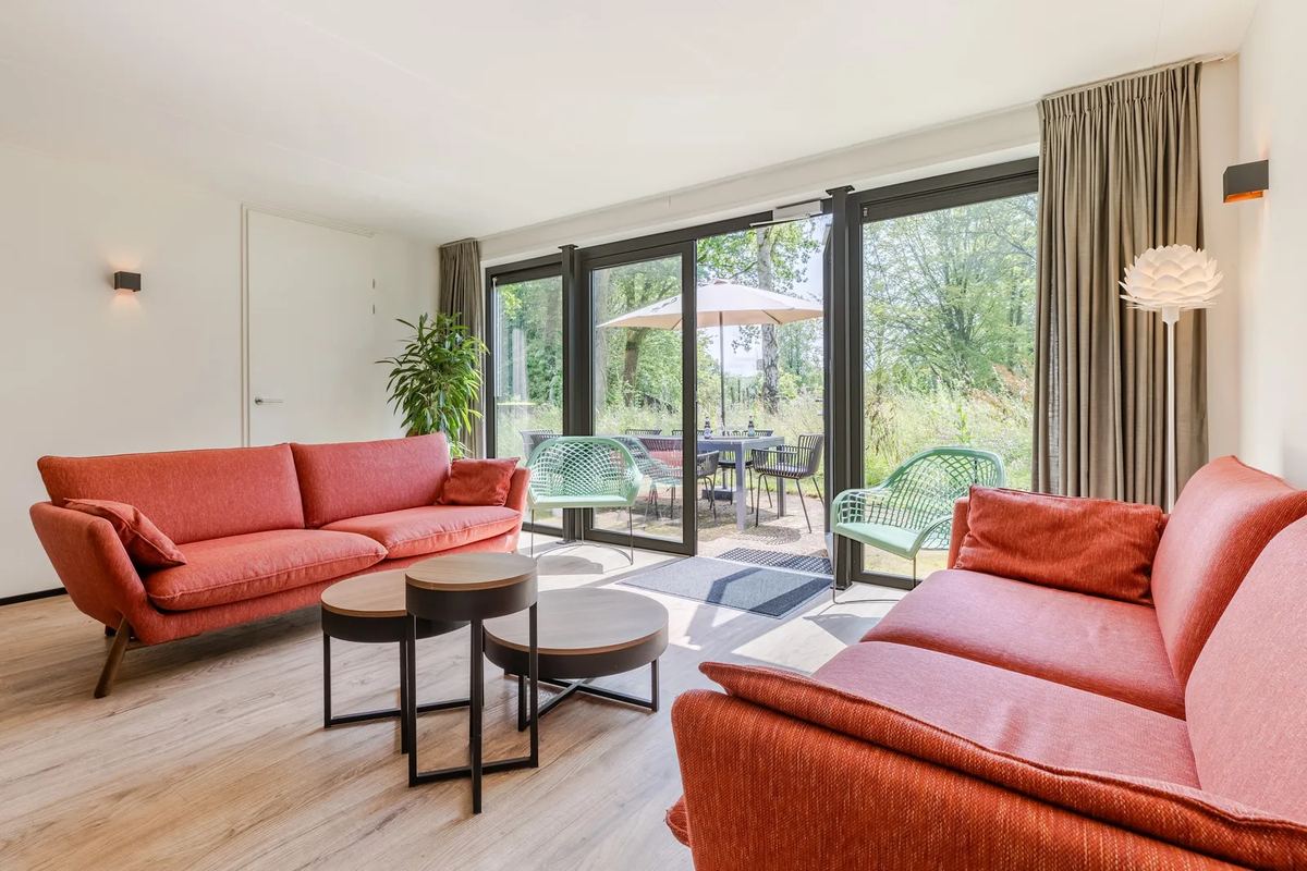 Wohnzimmer mit roten Sofas