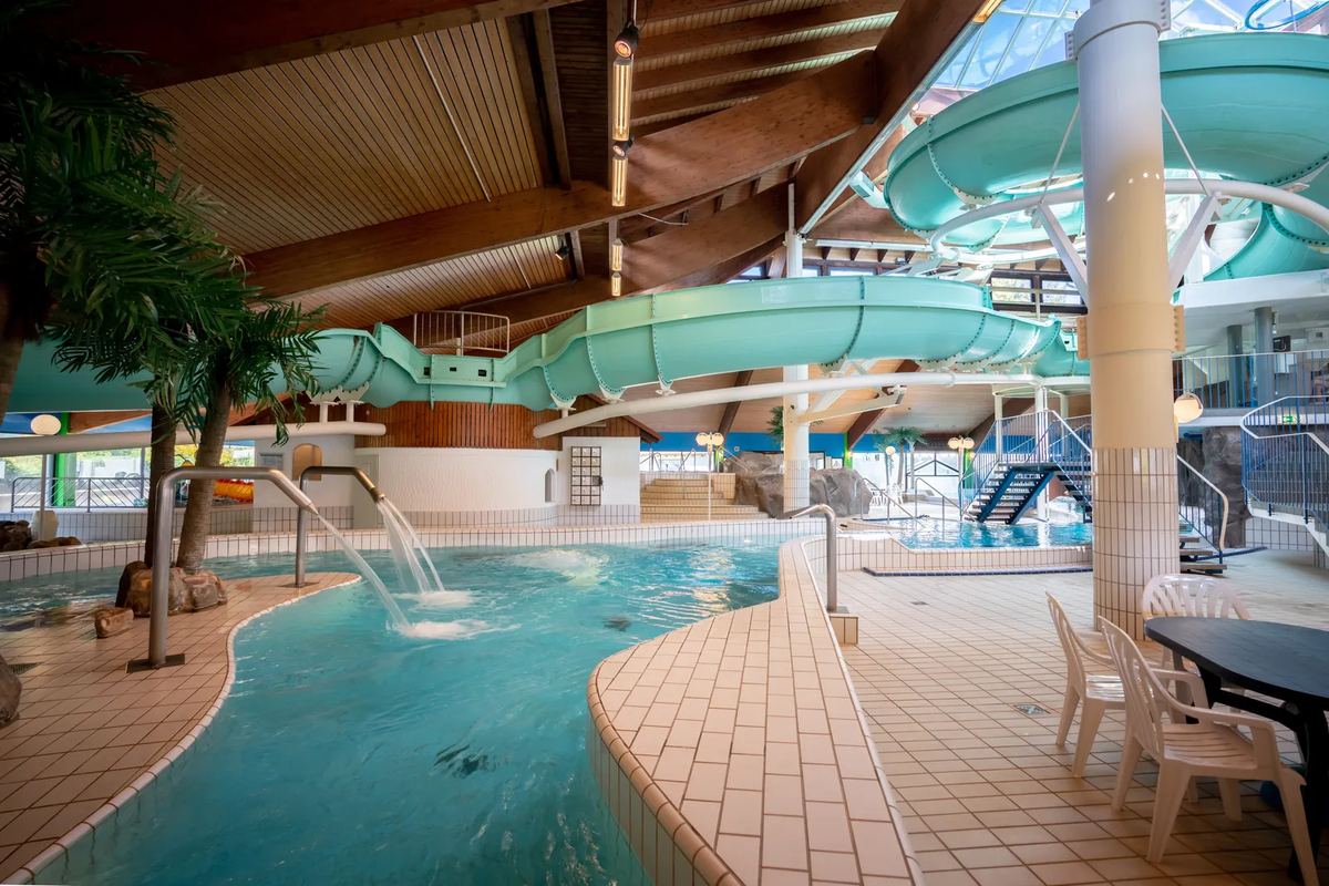 Hallenbad mit Rutschen, Palmen und Becken