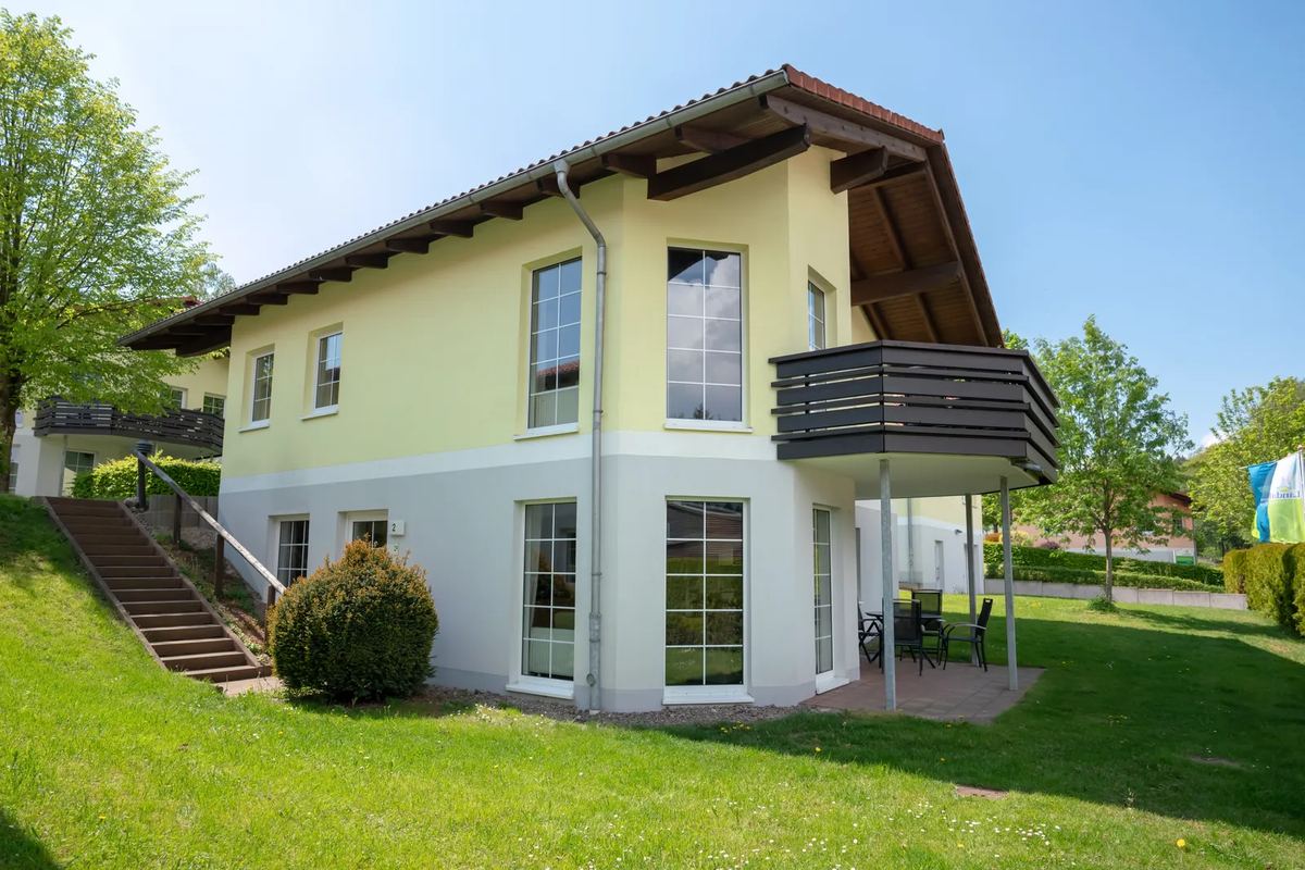 Zweistöckiges Ferienhaus mit Balkon am Hang