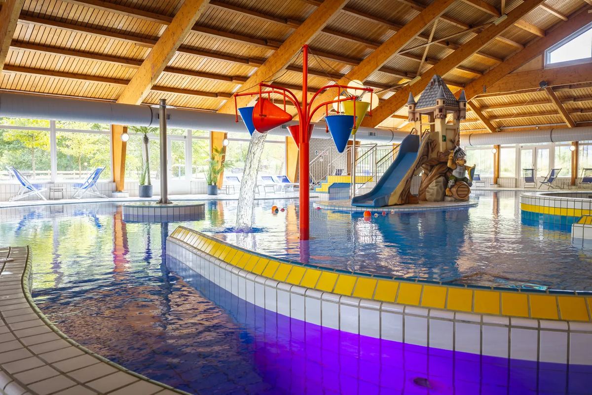 Hallenbad mit Wasserrutsche und Spielturm