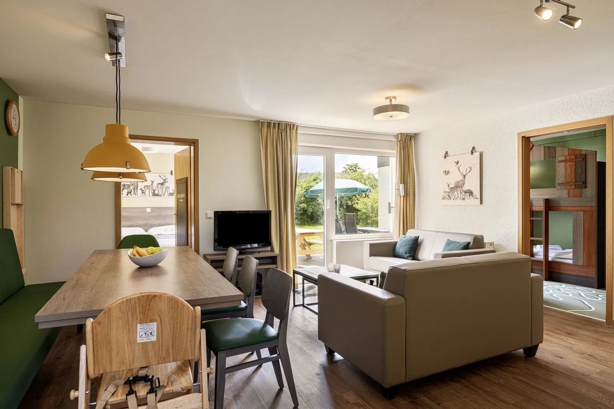 Essbereich und Sitzecke mit Blick in den Garten