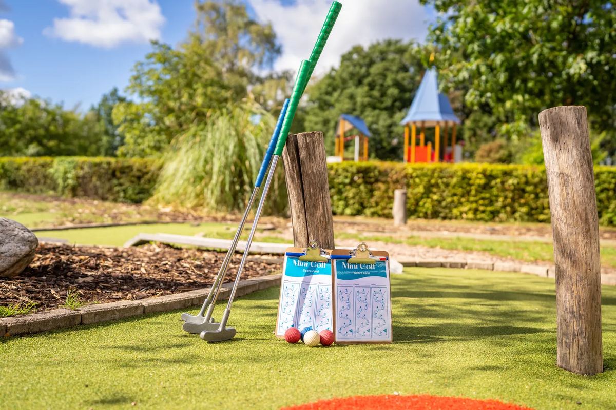 Minigolfbahn mit Schlägern